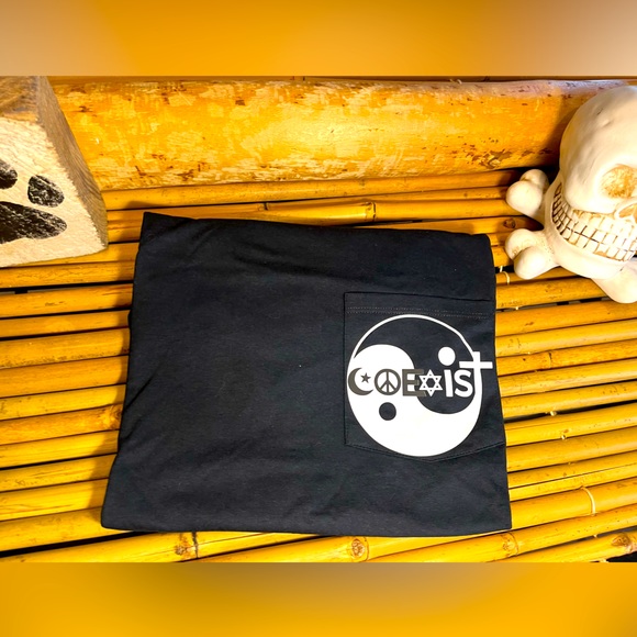 Small Black Pocket T-shirt 🌎 - Picture 1 of 3